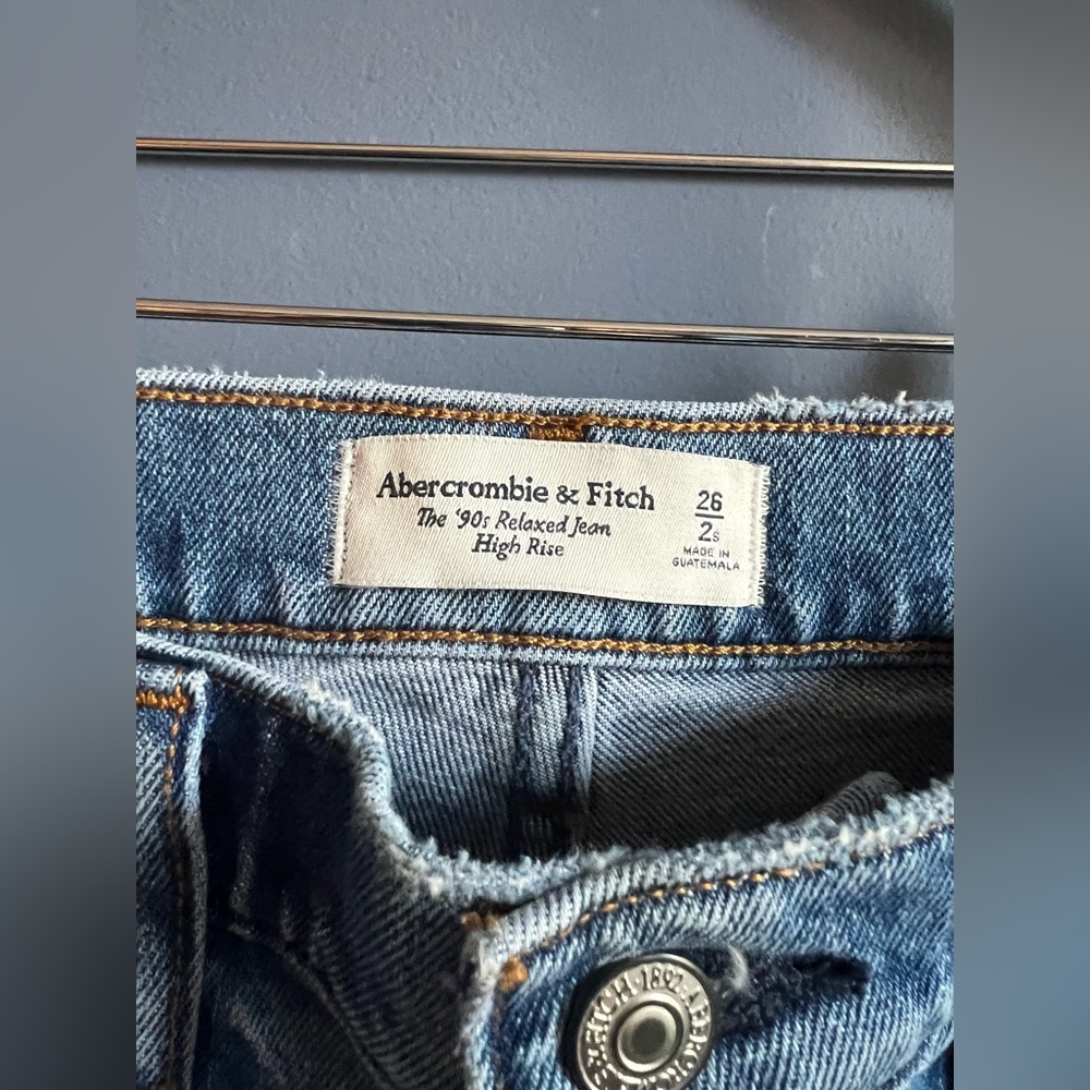 Abercrombie & Fitch High Rise 90s Relaxed Jean - Picture 2 of 4